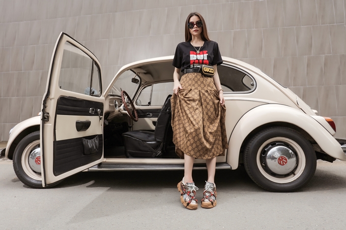 Hồ Ngọc Hà phối đồ với loạt giày sneaker thô kệch