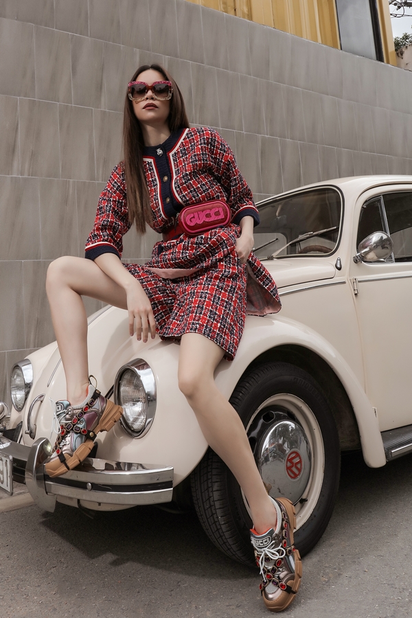 Hồ Ngọc Hà phối đồ với loạt giày sneaker thô kệch