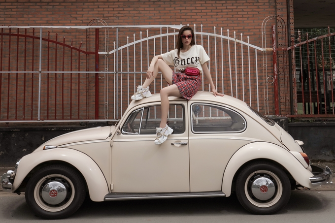 Hồ Ngọc Hà phối đồ với loạt giày sneaker thô kệch