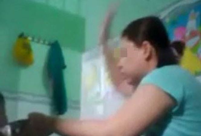 Đình chỉ cơ sở có bảo mẫu tát trẻ ngã sấp mặt