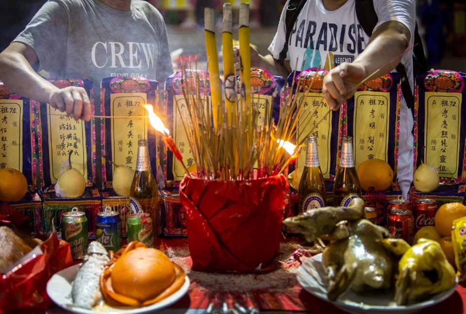 Hương nhang và giấy đốt nghi ngút trong lễ cúng cô hồn tại Hong Kong