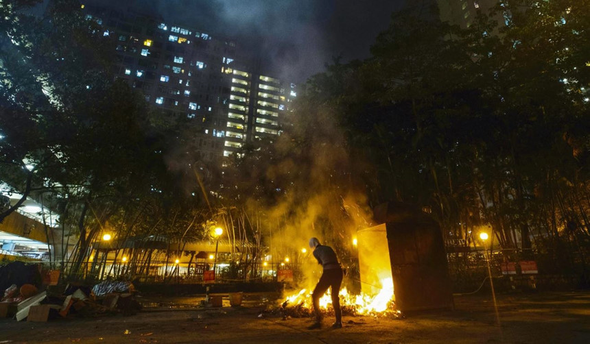 Hương nhang và giấy đốt nghi ngút trong lễ cúng cô hồn tại Hong Kong