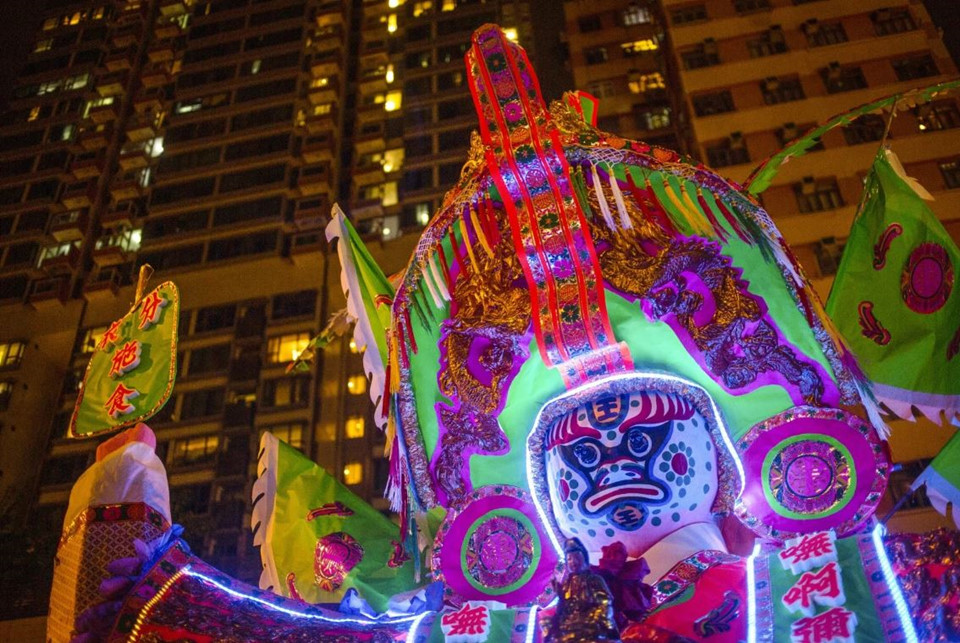 Hương nhang và giấy đốt nghi ngút trong lễ cúng cô hồn tại Hong Kong