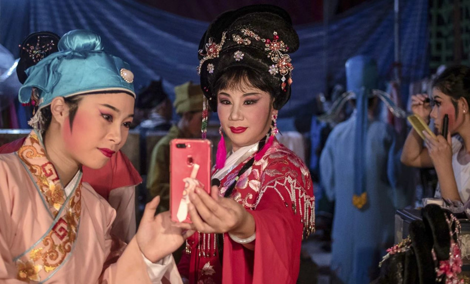 Hương nhang và giấy đốt nghi ngút trong lễ cúng cô hồn tại Hong Kong