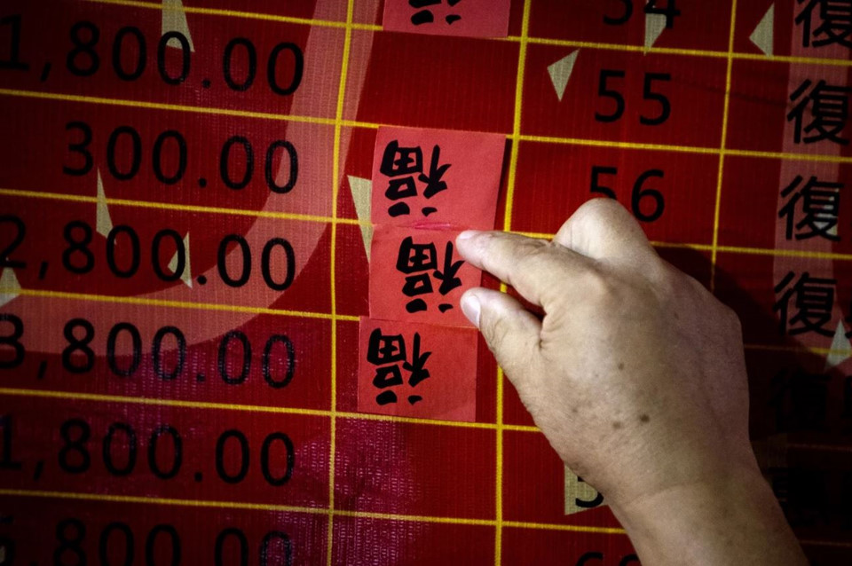 Hương nhang và giấy đốt nghi ngút trong lễ cúng cô hồn tại Hong Kong