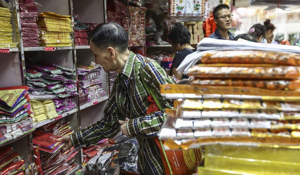 Hương nhang và giấy đốt nghi ngút trong lễ cúng cô hồn tại Hong Kong