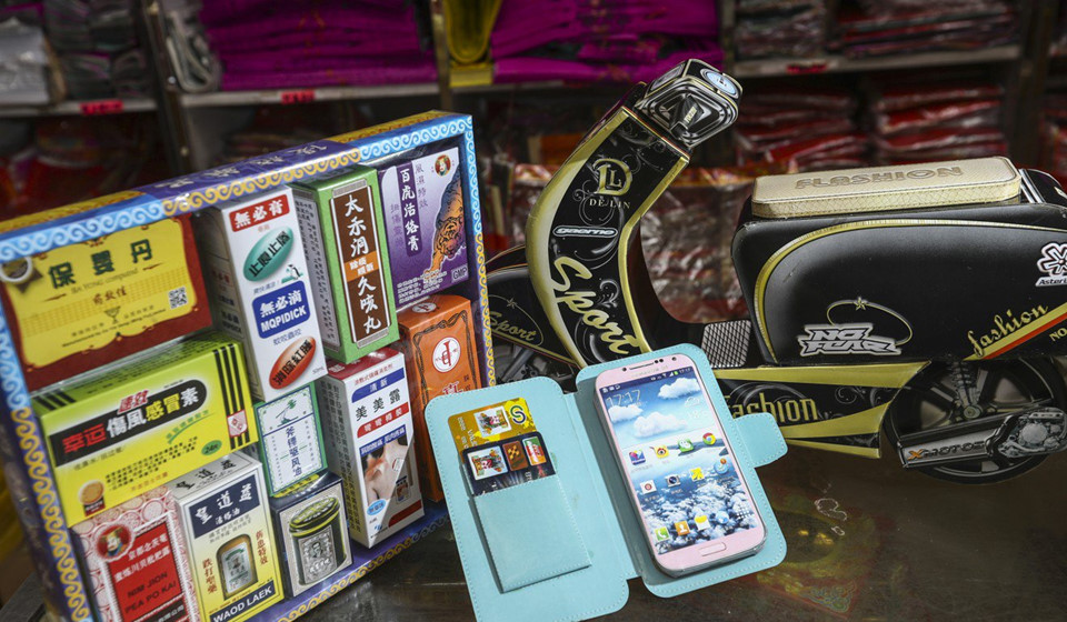 Hương nhang và giấy đốt nghi ngút trong lễ cúng cô hồn tại Hong Kong