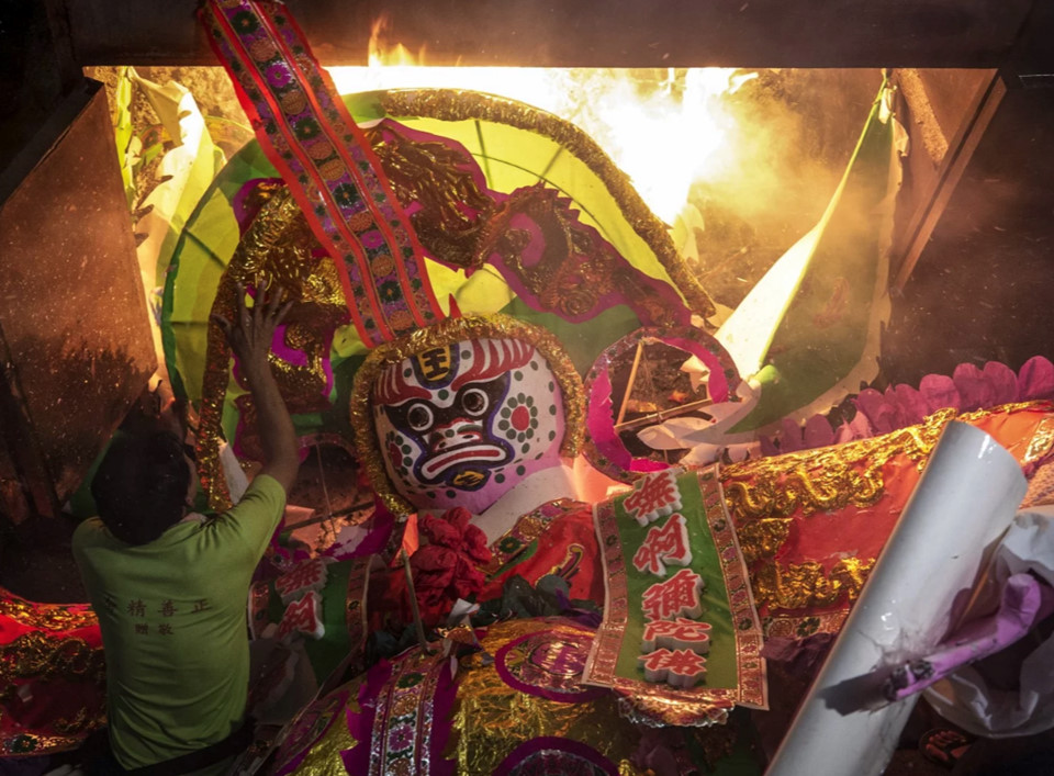 Hương nhang và giấy đốt nghi ngút trong lễ cúng cô hồn tại Hong Kong