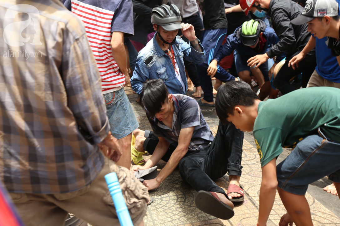 Hàng trăm thanh niên bất chấp nguy hiểm leo tường, chen nhau để giật đồ cúng cô hồn ở Sài Gòn