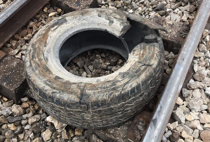 Xe 7 chỗ đi lễ rằm bị tàu đâm biến dạng