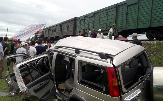 Xe 7 chỗ đi lễ rằm bị tàu đâm biến dạng