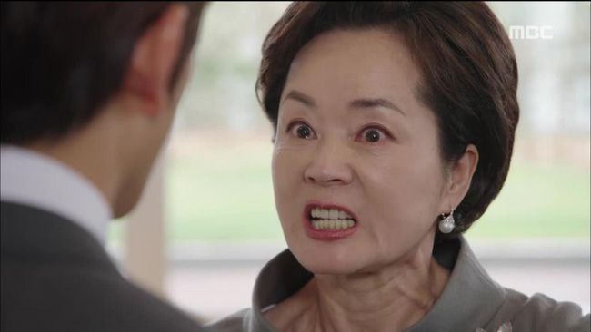 Đêm hôm đó ngay trong phòng ngủ, mẹ chồng đã làm một việc khiến tôi trào nước mắt tủi nhục chỉ muốn biến mất khỏi thế gian này