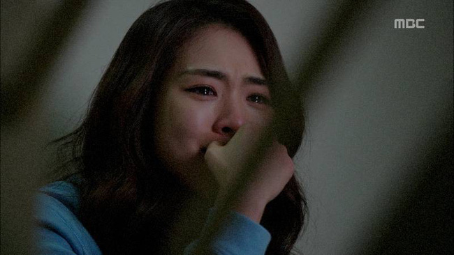 Đêm hôm đó ngay trong phòng ngủ, mẹ chồng đã làm một việc khiến tôi trào nước mắt tủi nhục chỉ muốn biến mất khỏi thế gian này