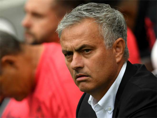 Mourinho nổi cáu: Họp báo MU kéo dài 259 giây, ngổn ngang đấu Tottenham