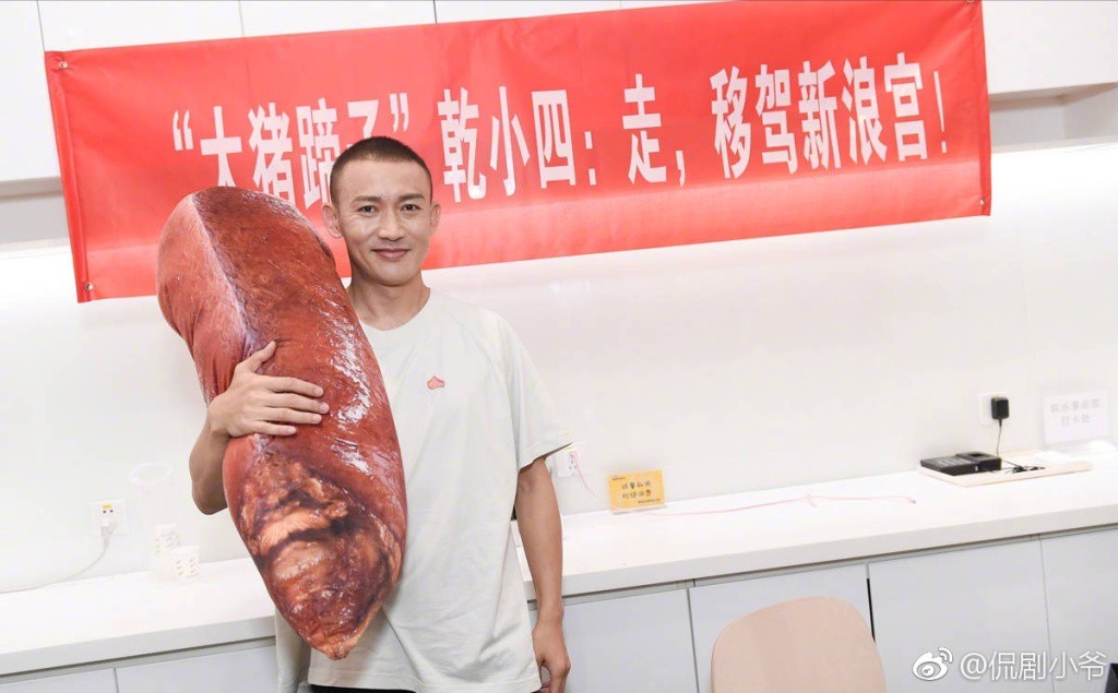 Phải ôm gối hình móng giò, Hoàng Thượng Nhiếp Viễn dở khóc dở cười vì lý do sâu xa này