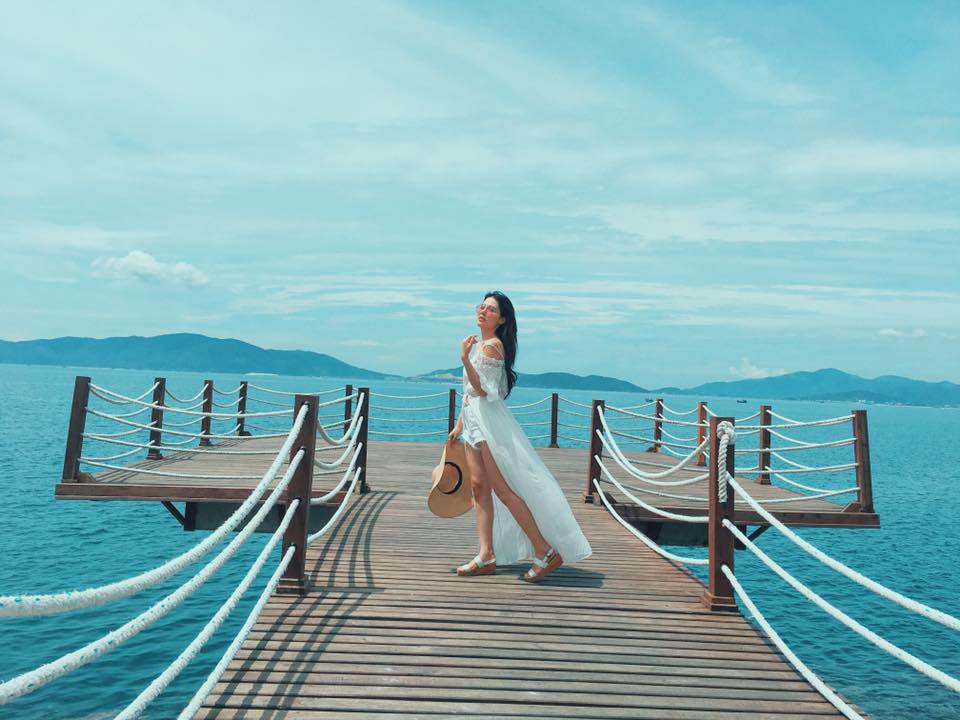 Nữ diễn viên 9X vượt rào năm 22 tuổi chân chẳng dài nhưng ra đường là được khen gợi cảm