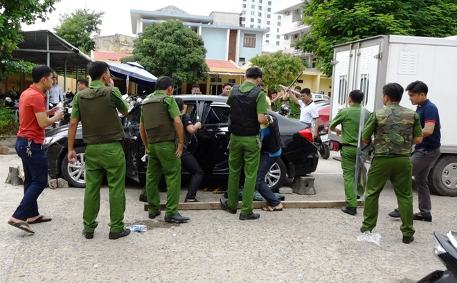 Cầm dao xông vào trụ sở tấn công lực lượng công an