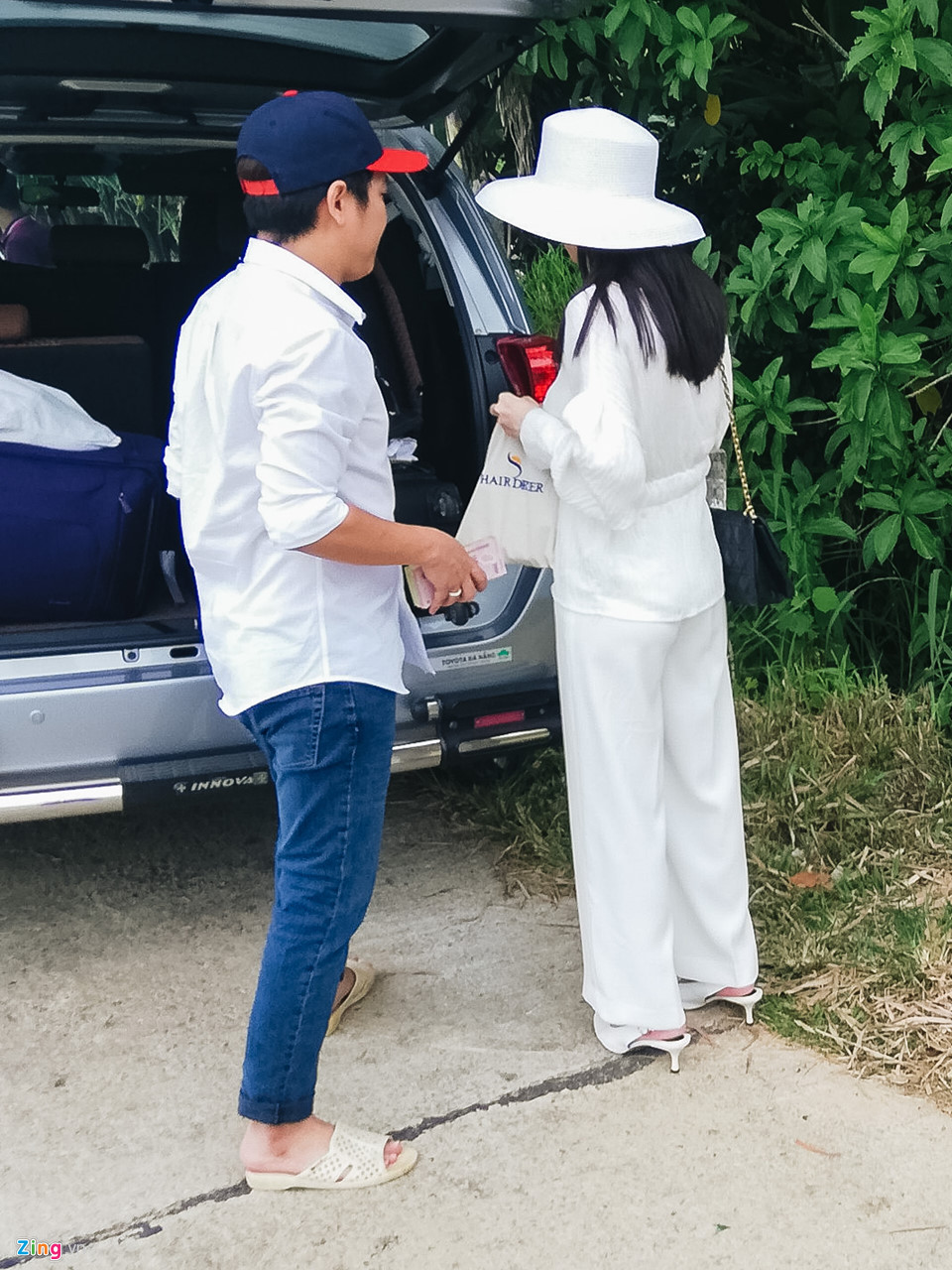 Trường Giang, Nhã Phương về quê thắp hương tổ tiên sau lễ đính hôn