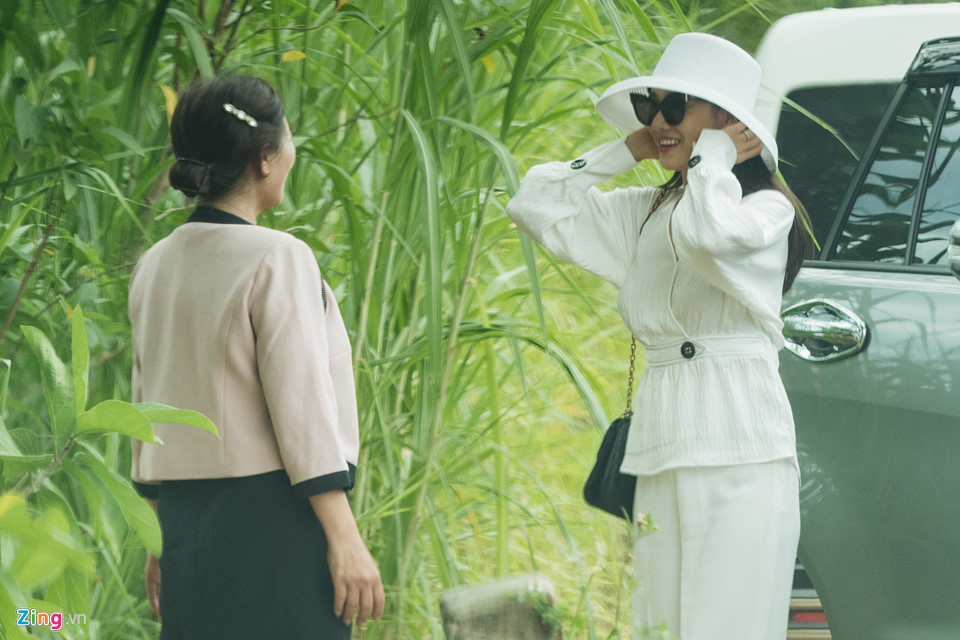 Trường Giang, Nhã Phương về quê thắp hương tổ tiên sau lễ đính hôn