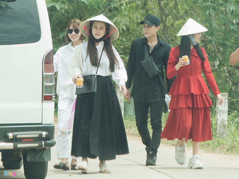 Trường Giang, Nhã Phương về quê thắp hương tổ tiên sau lễ đính hôn