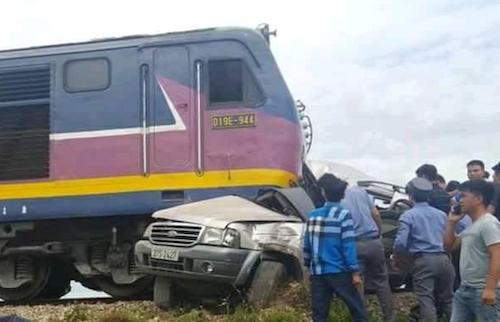 Tàu hoả đâm xe 7 chỗ, 2 người chết