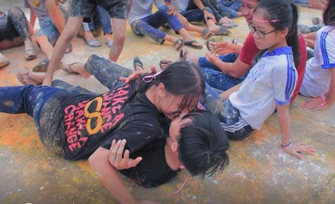 Hiệu trưởng lên tiếng vụ học sinh lớp 10 chơi trò phản cảm: Ai không chơi bị hạ hạnh kiểm là lời đồn thổi vô căn cứ