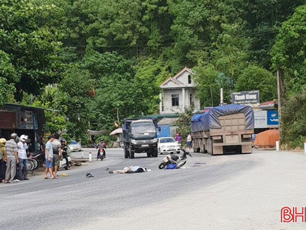 Va chạm với xe đầu kéo, người đi xe máy chết thảm