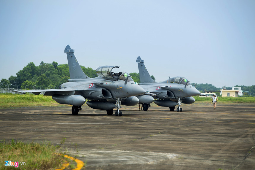 Treo nón vào tiêm kích đa năng Rafale khi hạ cánh tại Hà Nội