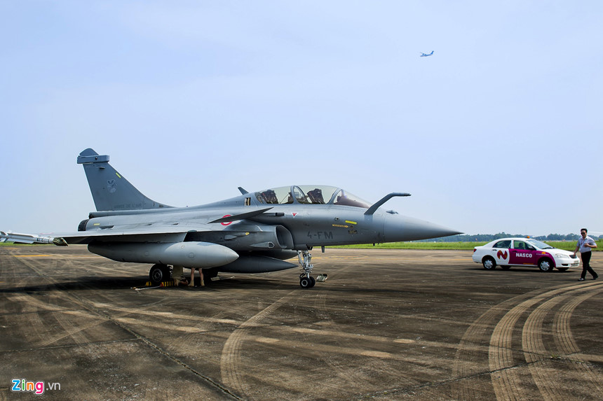 Treo nón vào tiêm kích đa năng Rafale khi hạ cánh tại Hà Nội