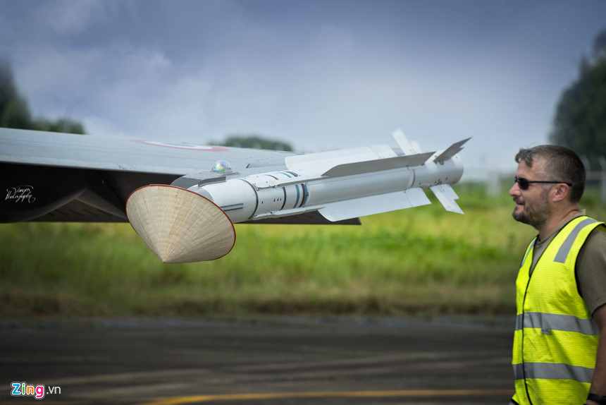 Treo nón vào tiêm kích đa năng Rafale khi hạ cánh tại Hà Nội