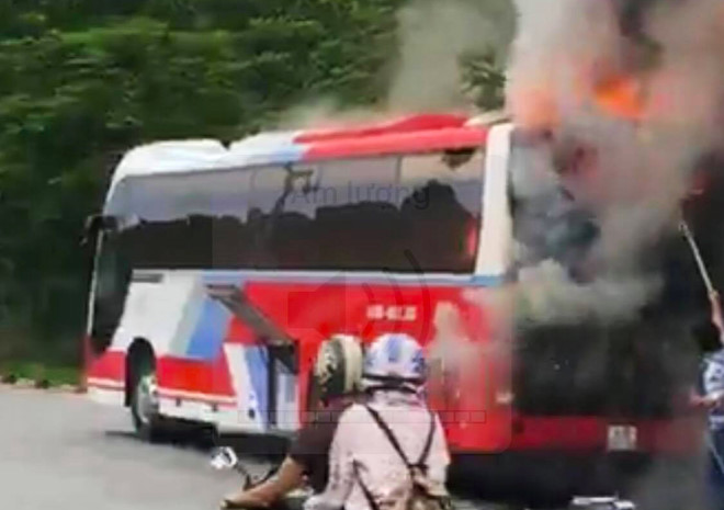 Xe du lịch cháy ngùn ngụt gần Bà Nà, hàng chục khách bỏ chạy