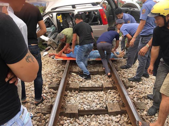 Vụ tàu tông xe 7 chỗ làm 2 người tử vong: Nạn nhân tiên lượng rất nặng