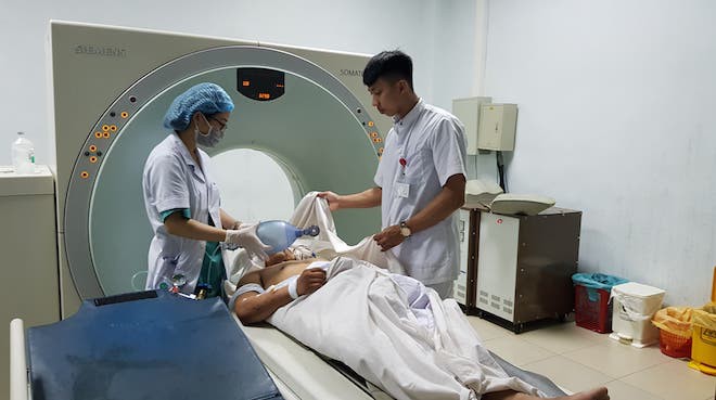 Vụ tàu tông xe 7 chỗ làm 2 người tử vong: Nạn nhân tiên lượng rất nặng