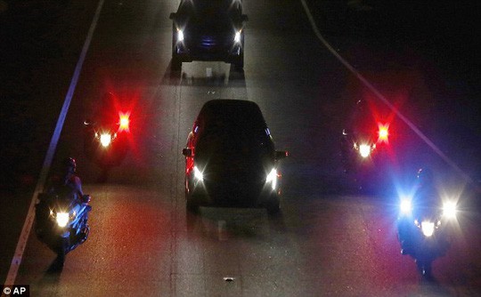 Cảnh sát hộ tống xe chở thi hài ông McCain về quê nhà