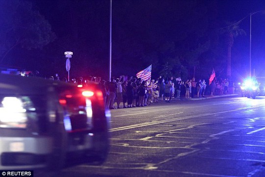 Cảnh sát hộ tống xe chở thi hài ông McCain về quê nhà