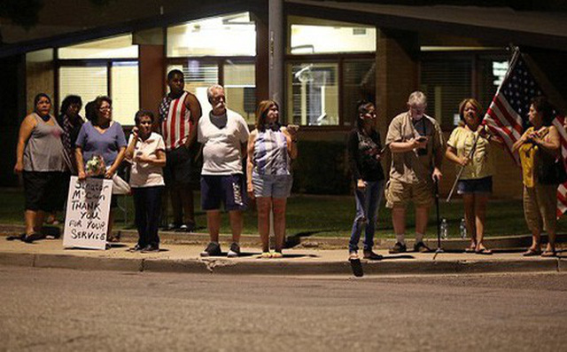 Cảnh sát hộ tống xe chở thi hài ông McCain về quê nhà