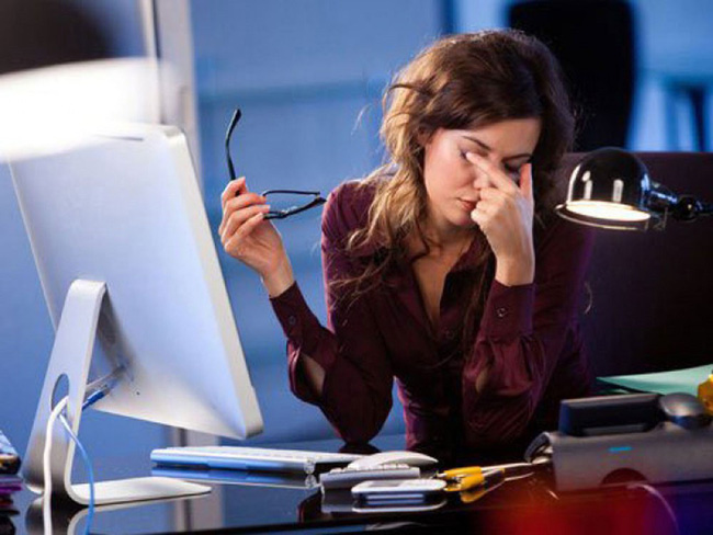 Cầm điện thoại suốt đêm để làm việc mình thích, chàng trai 20 tuổi suýt bị mù