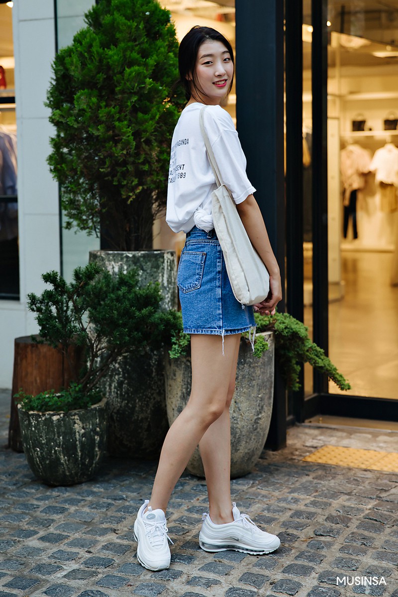 Đồ jean, khoe chân và khoe eo - 3 bí kíp làm nên street style đẹp bá cháy của giới trẻ Hàn tuần qua