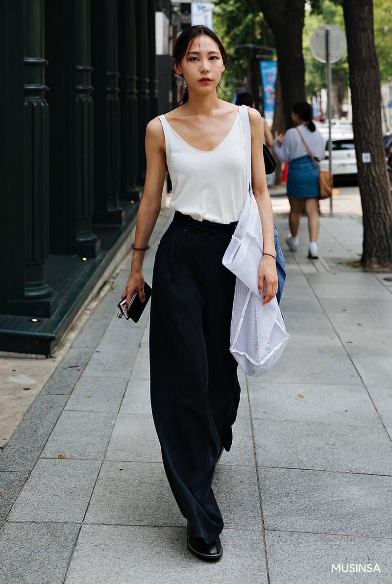 Đồ jean, khoe chân và khoe eo - 3 bí kíp làm nên street style đẹp bá cháy của giới trẻ Hàn tuần qua