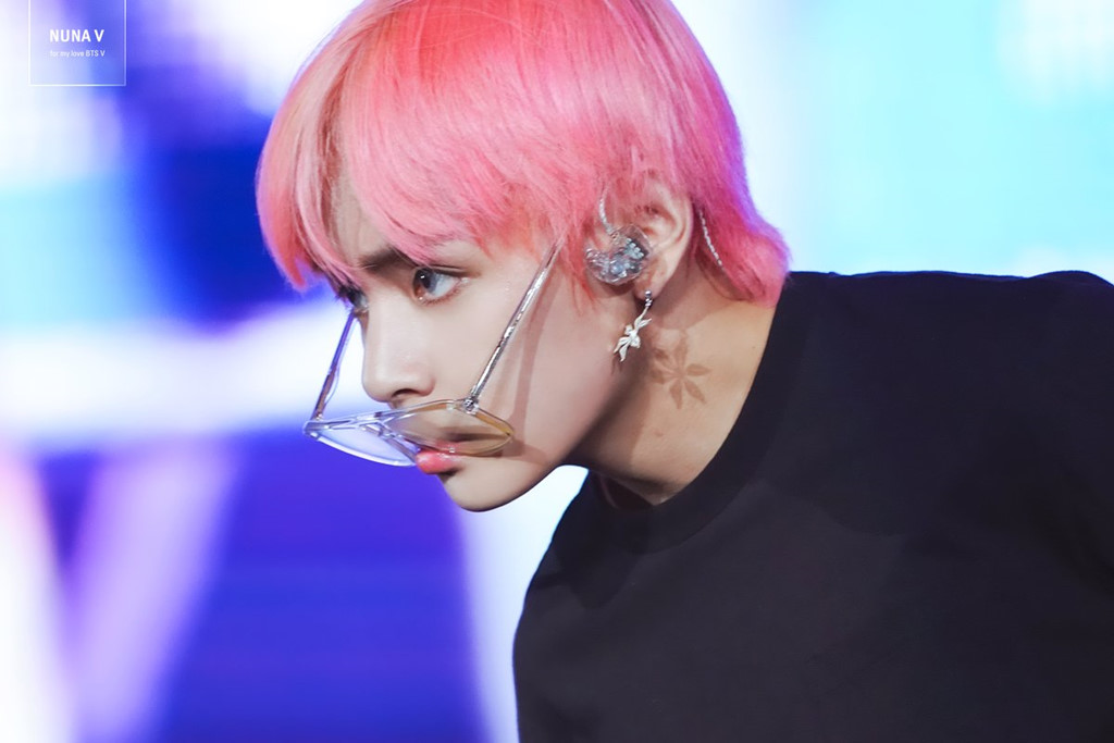 Trở thành ông hoàng Youtube với Idol, fan hâm một phát cuồng với đêm nhạc mở màn một loạt tour diễn của BTS