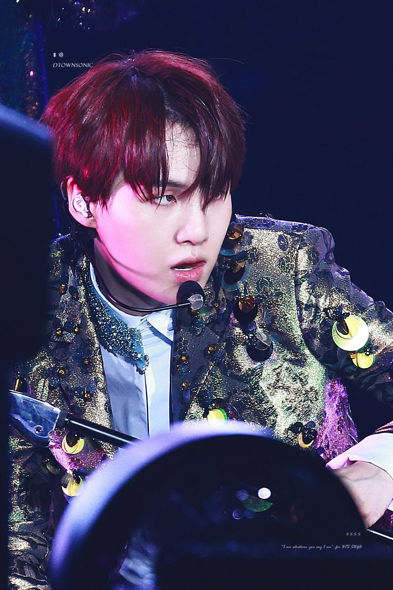 Trở thành ông hoàng Youtube với Idol, fan hâm một phát cuồng với đêm nhạc mở màn một loạt tour diễn của BTS