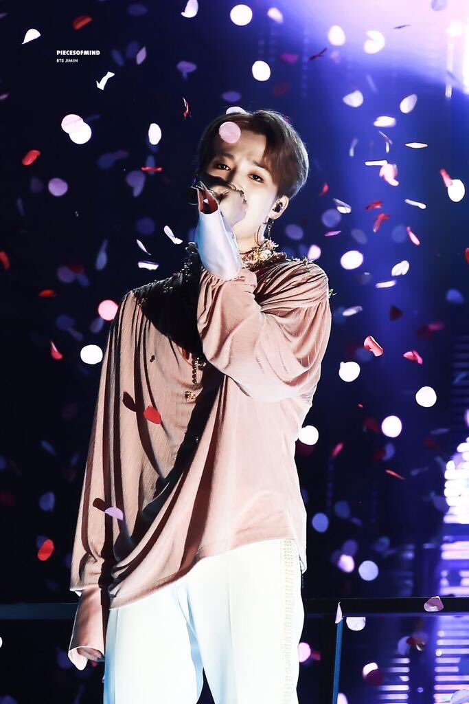 Trở thành ông hoàng Youtube với Idol, fan hâm một phát cuồng với đêm nhạc mở màn một loạt tour diễn của BTS