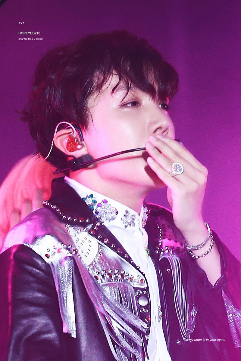 Trở thành ông hoàng Youtube với Idol, fan hâm một phát cuồng với đêm nhạc mở màn một loạt tour diễn của BTS