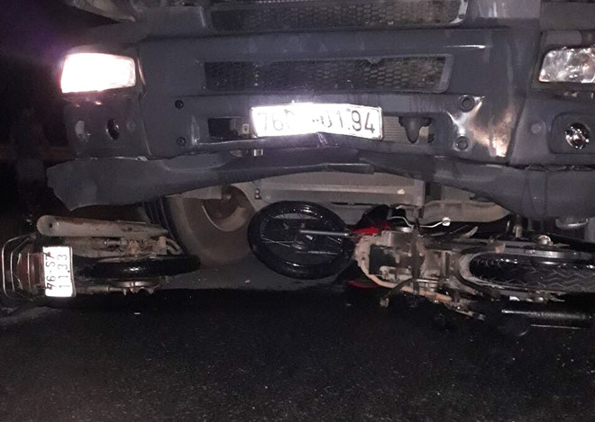 Dân chặn đường về cảng sau vụ xe chở dăm gỗ đâm chết người