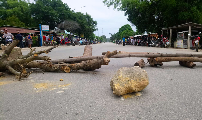 Dân chặn đường về cảng sau vụ xe chở dăm gỗ đâm chết người