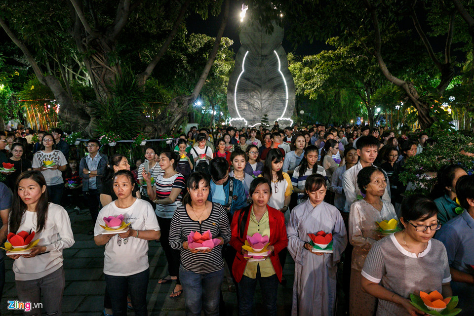 Hoa đăng rực sáng sông Sài Gòn đêm rằm tháng bảy