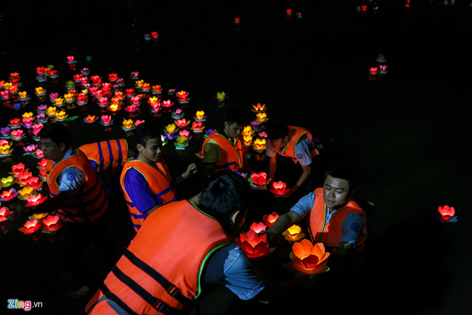 Hoa đăng rực sáng sông Sài Gòn đêm rằm tháng bảy