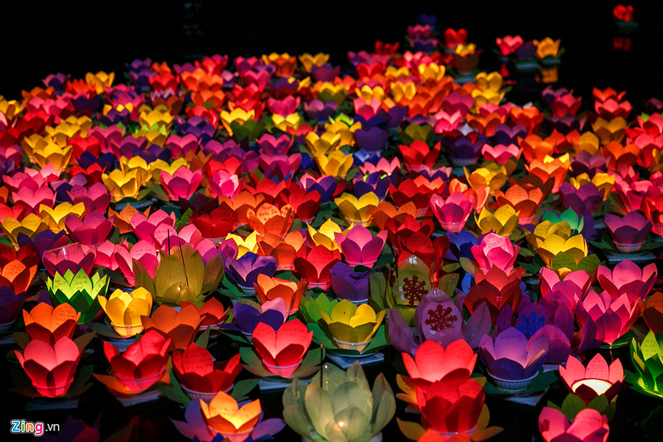 Hoa đăng rực sáng sông Sài Gòn đêm rằm tháng bảy