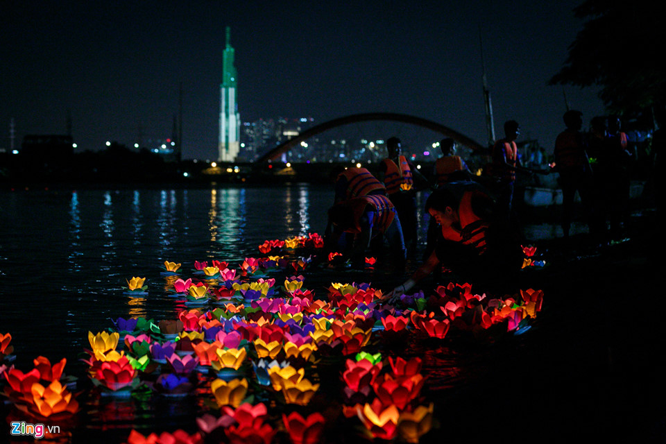 Hoa đăng rực sáng sông Sài Gòn đêm rằm tháng bảy