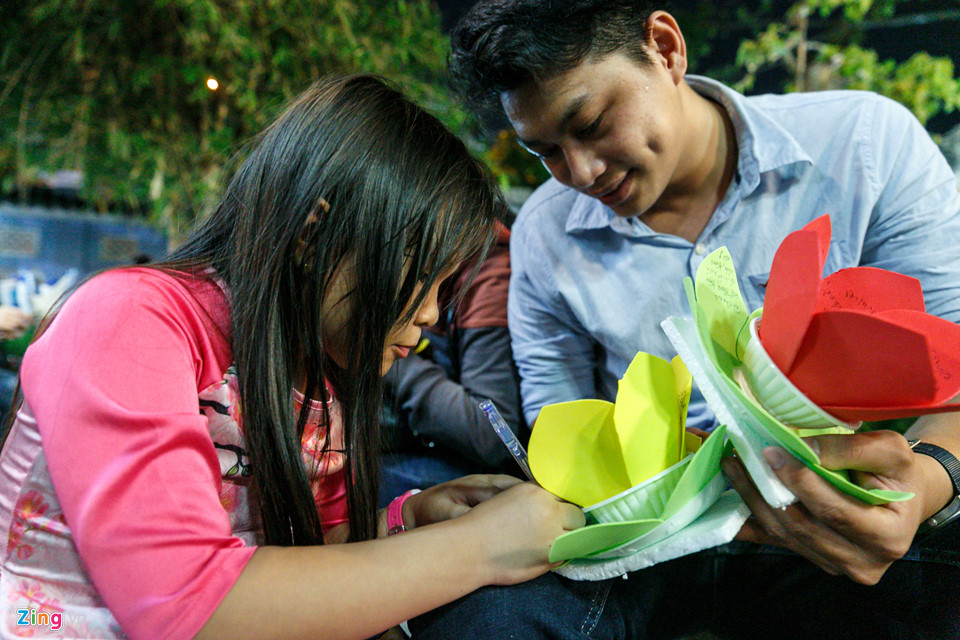 Hoa đăng rực sáng sông Sài Gòn đêm rằm tháng bảy